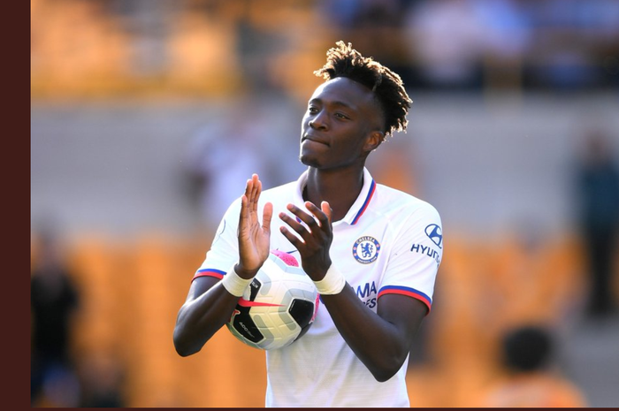 Penyerang muda Chelsea, Tammy Abraham, merayakan gol yang dicetaknya saat menghadapi Wolves di Liga Inggris, Sabtu (14/9/2019).