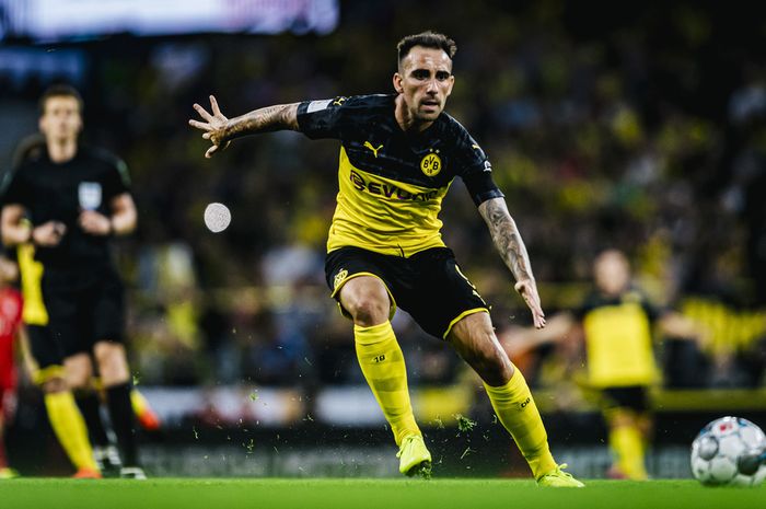 Penyerang Borussia Dortmund, Paco Alcacer, beraksi dalam laga Piala Super Jerman melawan Bayern Muenchen di Stadion Signal Iduna Park, 3 Agustus 2019.