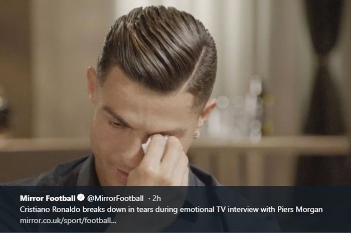 Cristiano Ronaldo tak mampu menahan tangis seusai melihat video tentang almarhum ayahnya, Jose Dinis Aveiro.