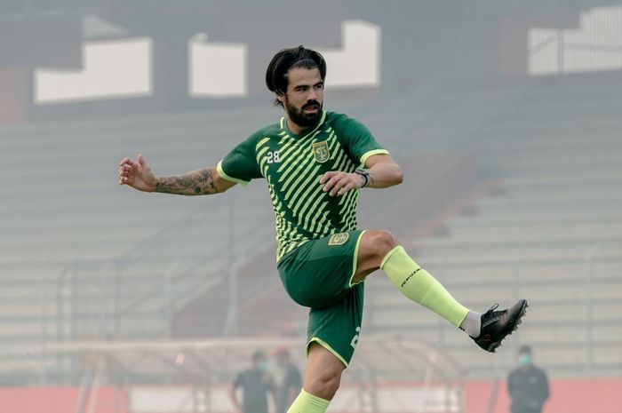 Gelandang Persebaya Surabaya, Aryn Williams, saat mengikuti latihan tim di Stadion Tuah Pahoe, Palangkaraya.