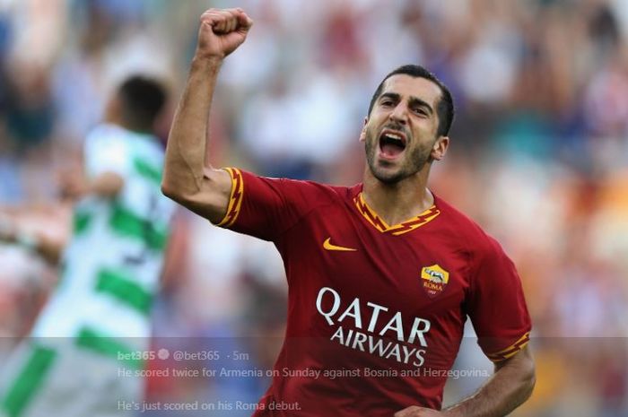 Henrikh Mkhitaryan merayakan gol untuk AS Roma.