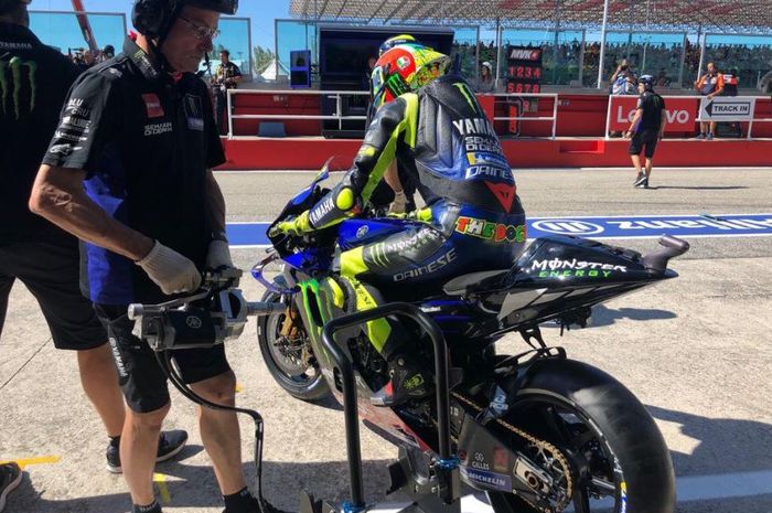 Pembalap Monster Energy Yamaha, Valentino Rossi saat menguji motornya di Sirkuit Misano, San Marino, Sabtu (14/9/2019)