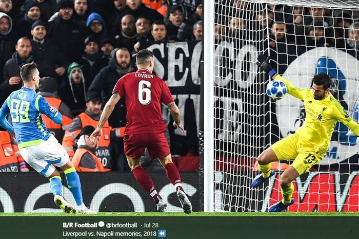 Momen ketika kiper Liverpool, Alisson Becker, mampu menahan sepakan penyerang Napoli, Arkadiusz Milik, saat kedua tim saling bertemu pada babak penyisihan grup Liga Champions musim 2018-2019.