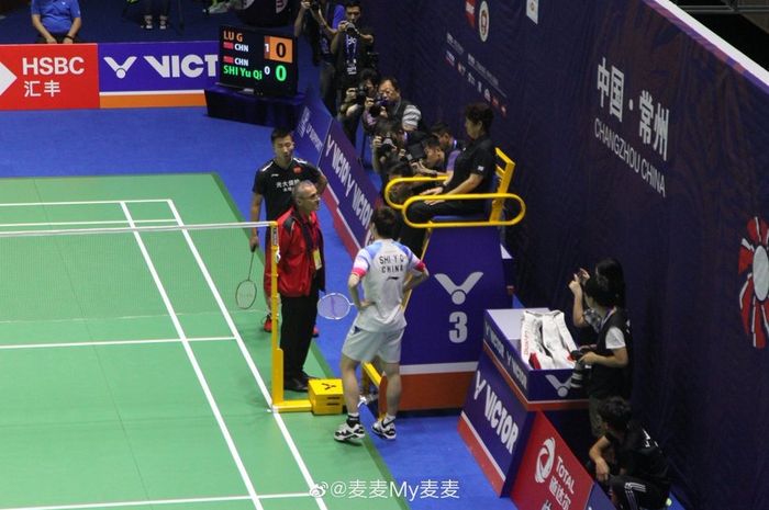 Pemain tunggal putra China, Shi Yuqi, mendapat teguran dari wasit usai laga babak pertama China Open 2019 di Changzou, China, Rabu (18/9/2019).