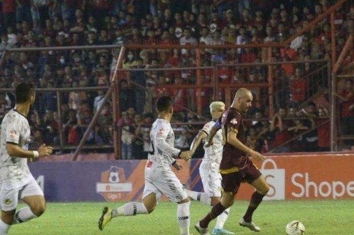 Gelandang serang PSM Makassar, Wiljan Pluim, mendapatkan pengawalan dari para pemain Tira-Persikabo pada laga pekan ke-19 Liga 1 2019.