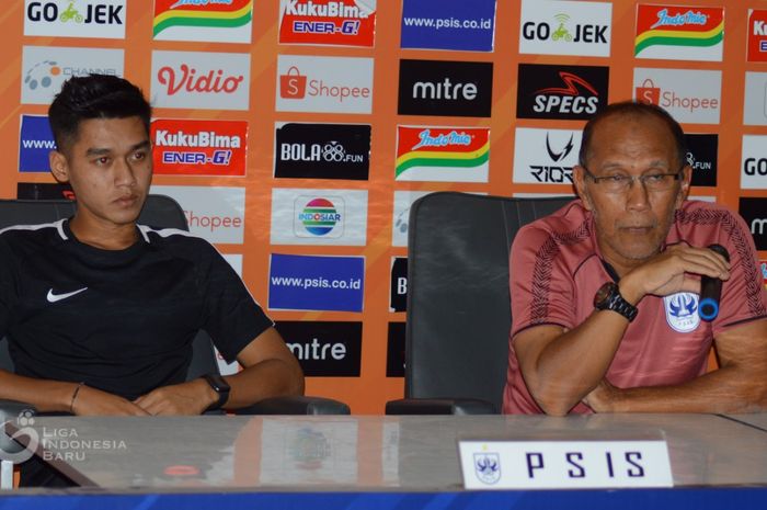 Pelatih PSIS Semarang, Bambang Nurdiansyah, memberikan keterangan sebelum laga kontra Persebaya Surabaya pada pekan ke-19 Liga 1 2019.