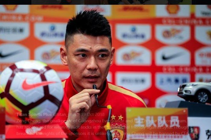 Kiper Guangzhou Evergrande, Zeng Cheng, saat menjalani jumpa pers.