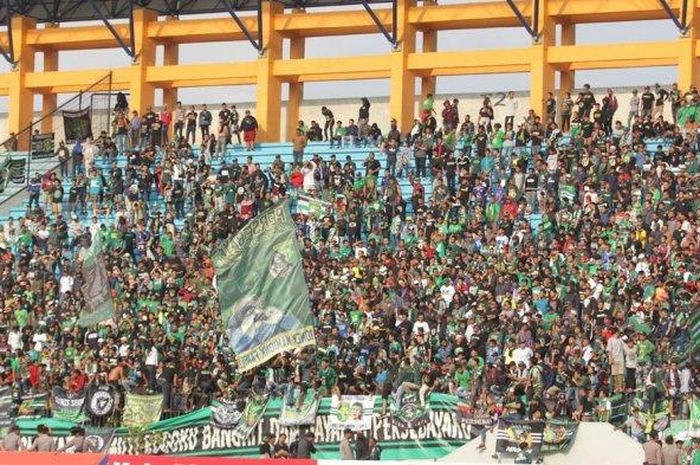 Suporter Persebaya Surabaya dan PSIS Semarang berhasil masuk Stadion Moch Soebroto, Magelang, Jumat (20/9/2019) sore dalam laga PSIS Vs Persebaya di Stadion Moch Soebroto Magelang. Sebelumnya pihak keamanan mengeluarkan larangan penonton masuk stadion.