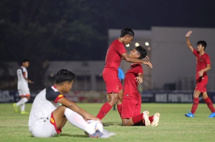 Selebrasi pemain timnas U-16 Indonesia usai mencetak gol ke gawang Brunei Darussalam pada matchday ketiga Kualifikasi Piala Asia U-16 2020 di Stadion Madya, Jakarta, Jumat (20/9/2019).