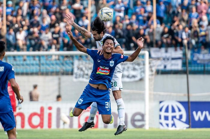 Gelandang Persebaya Surabaya, Aryn Williams, berduel dengan pemain PSIS Semarang, Heru Setyawan, pada laga pekan ke-19 Liga 1 2019 di Stadion dr. H. Moch Soebroto, Magelang, pada 20 September 2019.