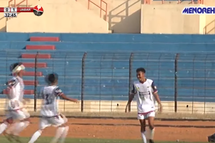 Pemain UPI Bandung, Adam Wildan (kanan) merayakan golnya bersama rekan setimnya ketika bertanding melawan Udayana Bali pada semifinal Liga Mahasiswa U-21 Piala Menpora 2019, Jumat (20/9/2019) di Stadion Sultan Agung, Bantul.