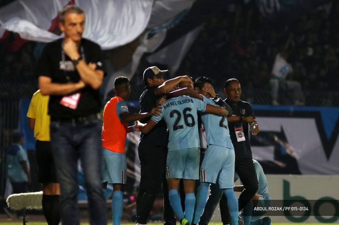 Pelatih Persela Lamongan, Nilmaizar, merangkul anak asuhnya saat laga melawan Arema FC pada pekan ke-19 Liga 1 2019.