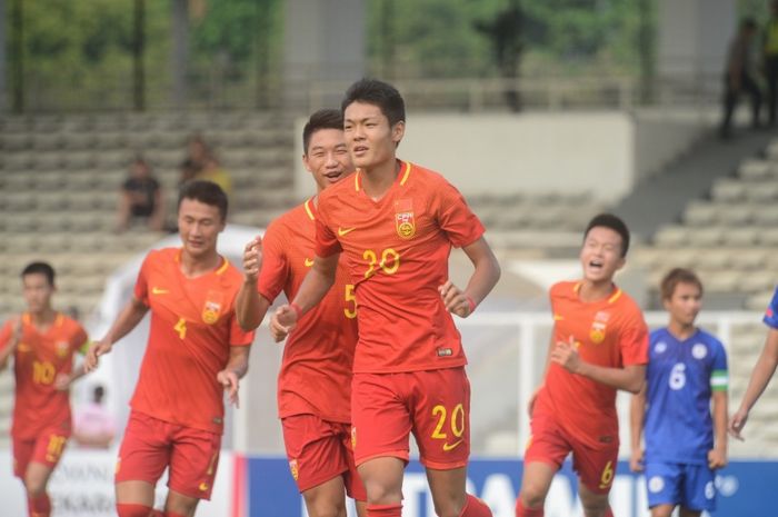 Pemain timnas U-16 China melakukan selebrasi setelah mencetak gol ke gawang Filipina pada Kualifikasi Piala Asia U-16 2020.