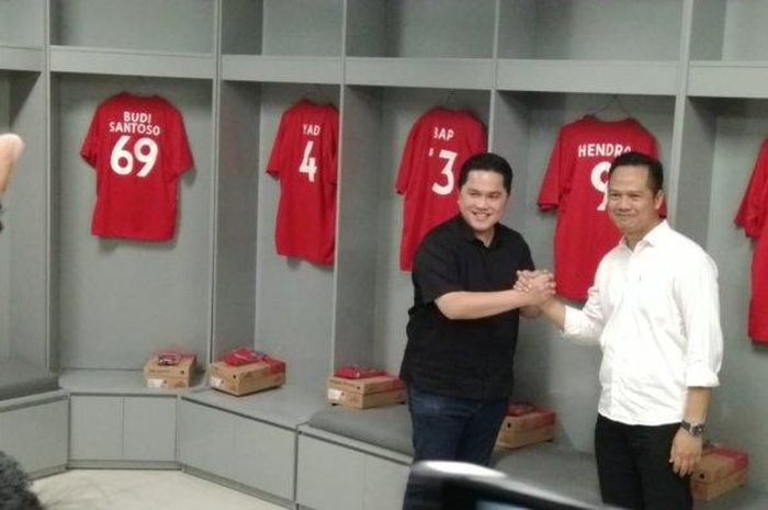 Erick Thohir bersama pendiri PT Persis Solo Saestu (PSS), Her Suprabu, saat meninjau ruang ganti pemain Persis Solo di Stadion Manahan, Solo, 21 September 2019.