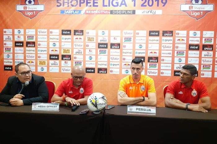 Caretaker pelatih dan pemain Persija Jakarta, Sudirman serta Alexandre Luiz Reame alias Xandao, di Bekasi, Minggu (22/9/2019).