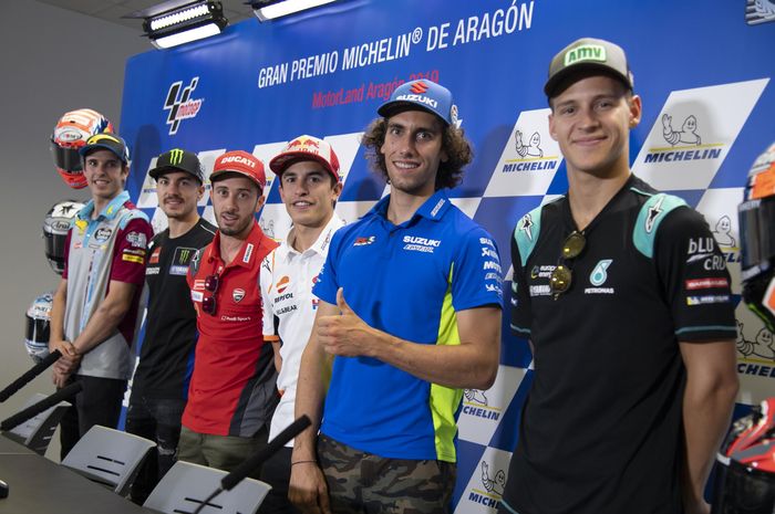 Para pembalap MotoGP berpose pada konferensi pers jelang MotoGP Aragon di Sirkuit Motorland Aragon, Kamis (19/9/2019).