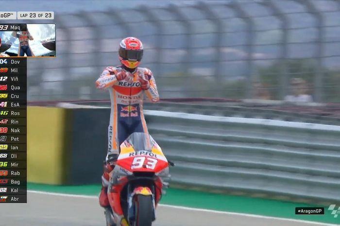 Pembalap Repsol Honda, Marc Marquez, melakukan selebrasi sesaat menjelang memasuki garis finis pada balapan MotoGP Aragon 2019 di Sirkuit Motorland Aragon, Spanyol, Minggu (22/9/2019).