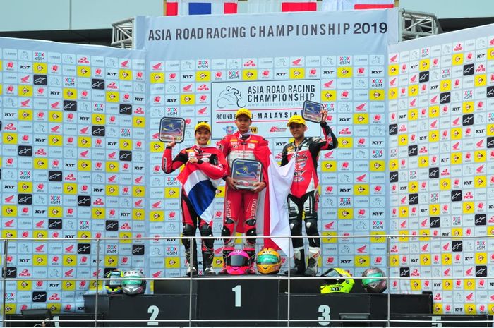 Pembalap Indonesia, Irfan Ardiansyah berada pada podium pertama Asia Road Racing Championship (ARRC) seri keenam di Sepang International Circuit, Malaysia (21/9/2019).