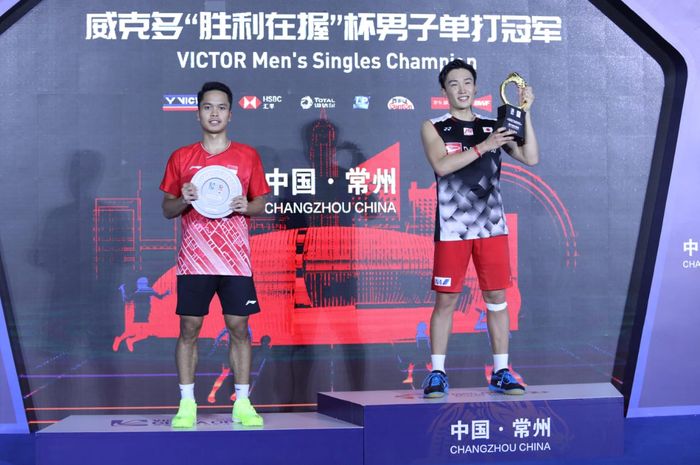 Pebulu tangkis tunggal putra Indonesia, Anthony Sinisuka Ginting, berpose di podium runner-up bersama juara China Open 2019, Kento Momota (Jepang).