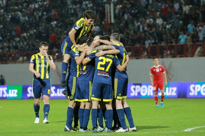 Selebrasi pemain Pahktakor FC saat mencetak gol ke gawang tuan rumah Navbahor pada pekan ke-19 Liga Uzbekitan 2019 di Stadion Namangan Markazi pada 15 September 2019.