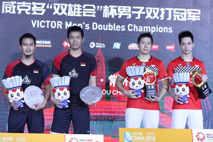 Ganda putra Indonesia, Mohammad Ahsan/Hendra Setiawan (kiri) dan Marcus Fernaldi Gideon/Kevin Sanjaya Sukamuljo, berpose di podium China Open 2019. China Open kembali digelar setelah vakum selama empat tahun.