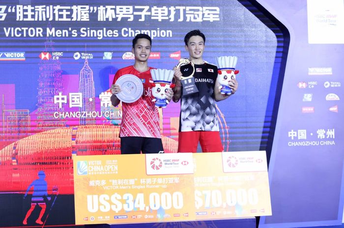 ebulu tangkis tunggal putra Indonesia, Anthony Sinisuka Ginting, berpose di podium runner-up bersama juara China Open 2019, Kento Momota (Jepang) di Olympic Sports Center Gymnasium, Minggu (23/9/2019).