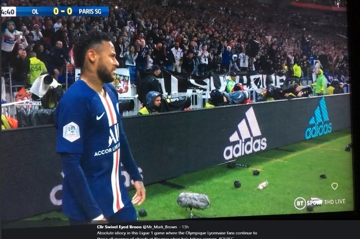 Neymar menjadi objek lemparan fan Olympique Lyon dalam pertandingan Minggu (22/9/2019).