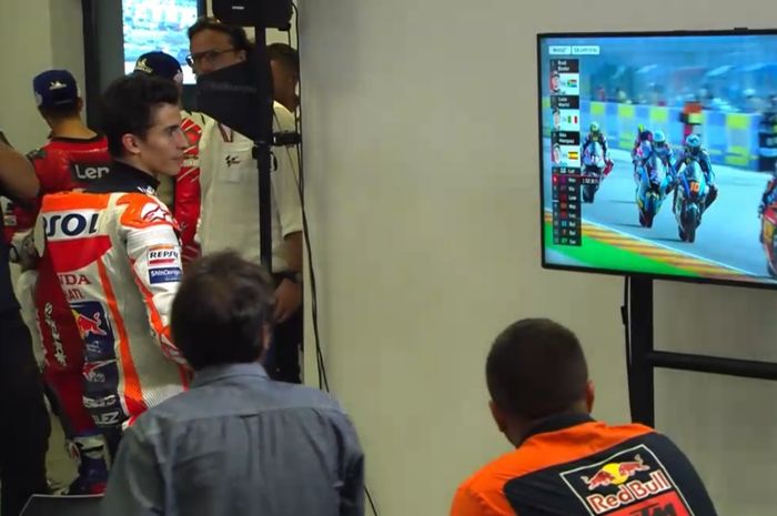 Marc Marquez menonton balapan Moto2 GP Aragon sebelum menjalani konferensi pers pascabalapan di Sirkuit Aragon, Spanyol, 22 September 2019.