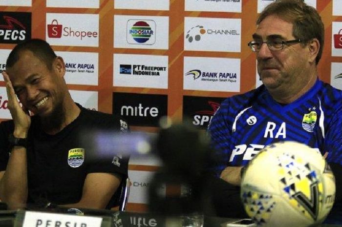 Pelatih Persib Bandung Robert Rene Alberts tertawa bersama Supardi Nasir dalam konferensi pers di Sidoarjo, Jawa Timur, Senin (23/9/2019), menjelang duel kontra Persipura Jayapura.