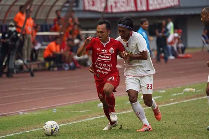 Gelandang Persija, Rachmad Hidayat (kiri) dikawal ketat pemain Barito Putera, Ady Setiawan pada laga pekan ke-20 Liga 1 2019 di Stadion Patriot, Kota Bekasi, 23 September 2019.