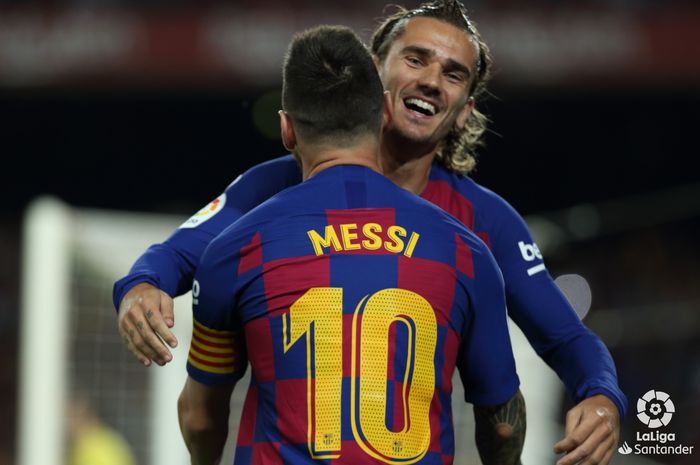 Megabintang Barcelona, Lionel Messi, melakukan selebrasi bersama Antoine Griezmann dalam laga Liga Spanyol melawan Villarreal di Stadion Camp Nou, Selasa (24/9/2019).