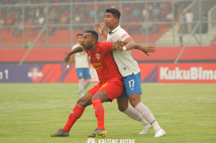 Pemain Kalteng Putra FC, Patrich Wanggai terlibat duel dengan bek PSIS Semarang, M. Rio di Stadion Toeah Pahoe, Palangka Raya, Selasa (24/9/2019)