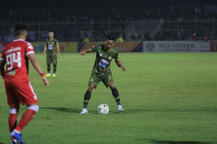 Bek kiri Tira Persikabo, Abduh Lestaluhu saat laga kontra tuan rumah Perseru Badak Lampung FC, di Stadion Sumpah Pemuda, Bandar Lampung, Senin (23/9/2019).