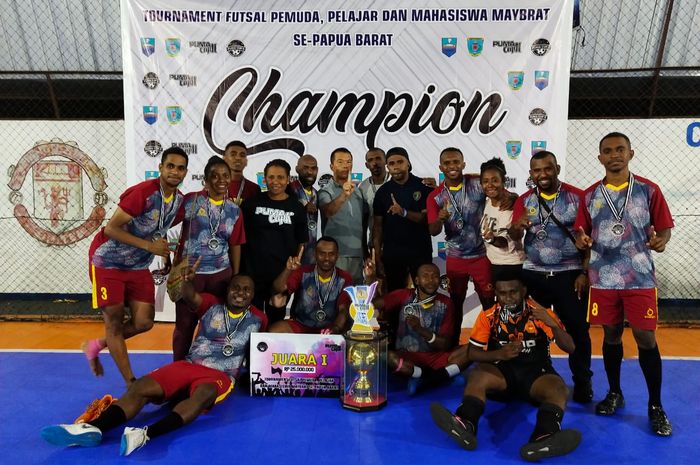 Selebrasi para pemain Savo FC seusai menerima trofi turnamen futsal kategori futsal Puma Cup II di Manokwari, 23 September 2019. 