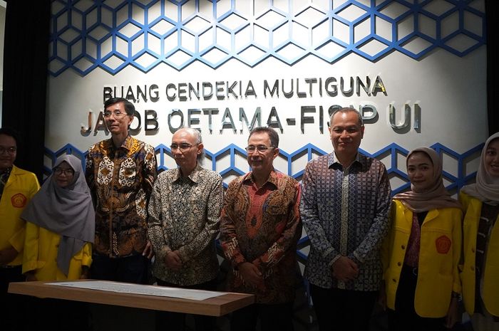 Dari kiri ke kanan: Arie Soesilo, Irwan Oetama, Muhammad Anis, dan Lilik Oetama dalam acara peresmian Ruang Cendekia Multiguna Jakob Oetama di FISIP UI, Depok, Kamis (26/9/2019).