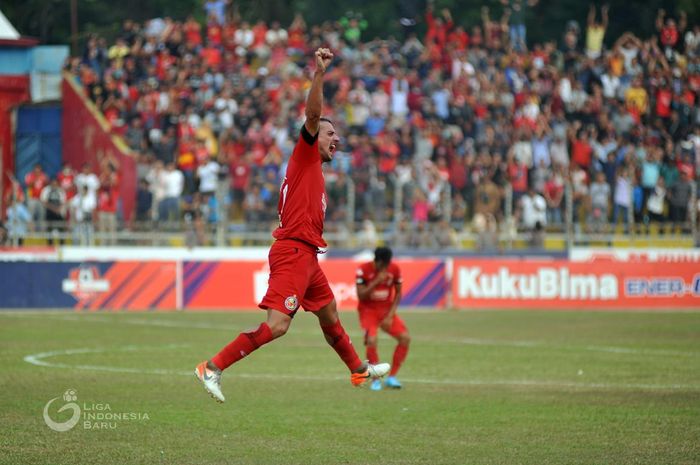 Pemain asing Semen Padang, Flavio Beck Junior saat merayakan golnya ke gawang PSM Makassar, di Stadion Haji Agus Salim, Padang, Senin (23/9/2019).