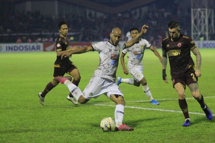 Duel Loris Arnaud (kiri) dan Aaron Evans (kanan) saat PSM Makassar menjamu Tira Persikabo, di Stadion Andi Mattalatta, Makassar, Kamis (19/9/2019).