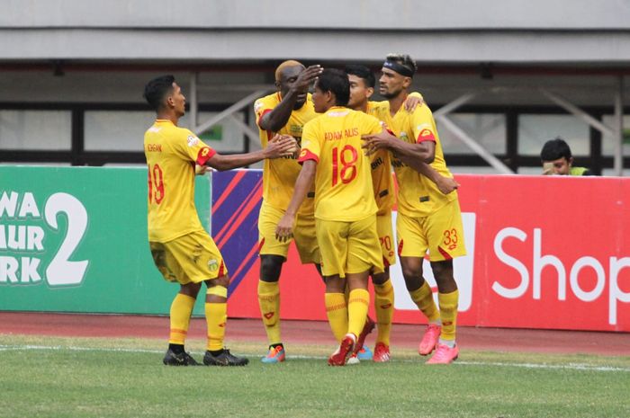 Para pemain Bhayangkara FC merayakan gol yang dicetak Adam Alis ke gawang Borneo FC pada pekan ke-20 Liga 1 2019 di Stadion Patriot Chandrabhaga, Kota Bekasi, Minggu (22/9/2019).