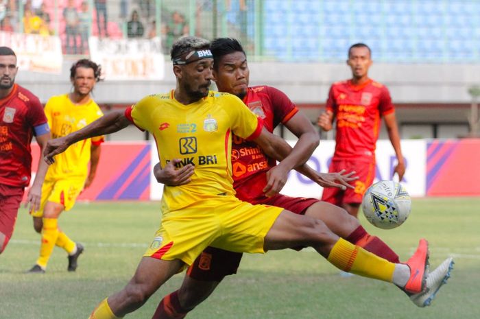 Pemain Borneo FC, Wildansyah, menjaga ketat penyerang Bhayangkara FC, Bruno Matos, pada pekan ke-20 Liga 1 2019 di Minggu (22/9/2019).