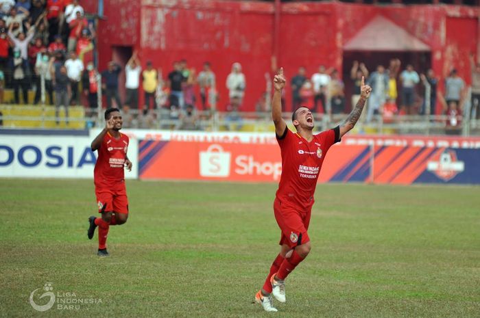 Pemain asing Semen Padang, Flavio Beck Junior saat merayakan golnya ke gawang PSM Makassar, di Stadion Haji Agus Salim, Padang, Senin (23/9/2019).