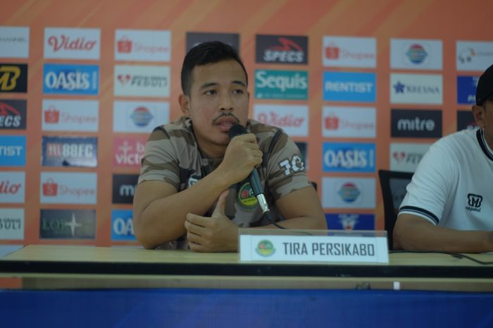 Pemain Tira Persikabo, Guntur Triaji saat memberikan keterangan pers, Kamis (25/9/2019), jelang laga kandang kontra Semen Padang.