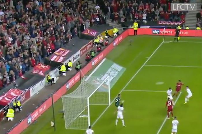 Bek kanan Liverpool, Ki-Jana Hoever, mencetak gol dalam laga ronde ketiga Piala Liga Inggris melawan Milton Keynes Dons di Stadion MK, Rabu (26/9/2019).