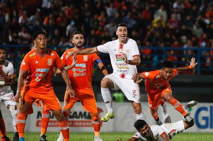 Pemain Persija Jakarta dan Borneo FC bersaing mendapatkan bola lambung dari tendangan penjuru pada pertandingan pekan ke-21 Liga 1 2019 di Stadion Segiri, Samarinda, Jumat (27/9/2019).