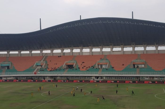 Suasana laga Tira-Persikabo kontra Semen Padang pada laga Liga 1 2019 di Stadion Pakansari, Kabupaten Bogor, 27 September 2019.