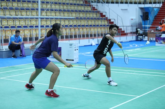 Pemain ganda putri junior PBSI, utri Syaikah/Nita Violina Marwah.