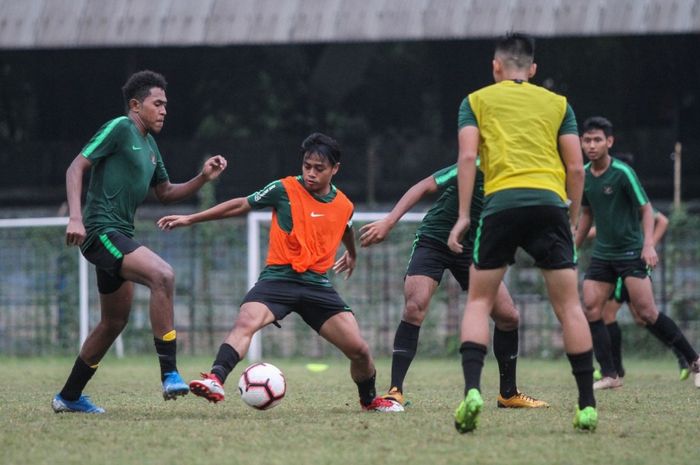 Andre Oktaviansyah (rompi oranye) saat jalani pemusatan latihan timnas U-19 Indonesia di Stadion Pajajaran, Kota Bogor, Kamis (26/9/2019).