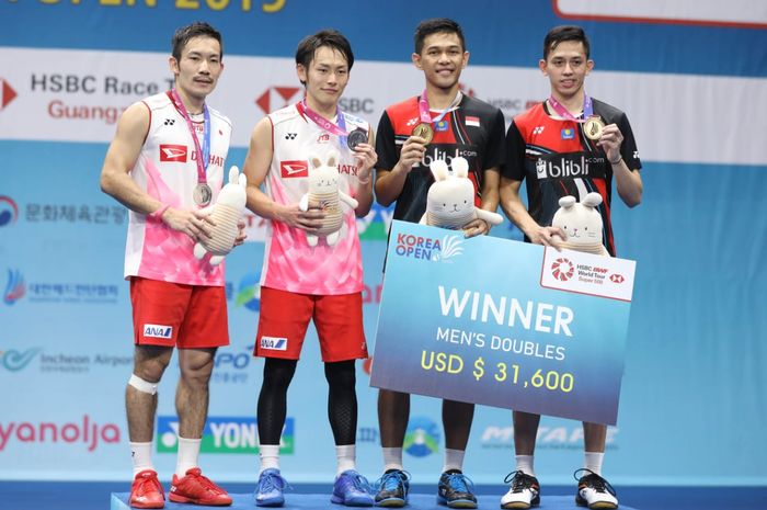 Dari kiri ke kanan, Takeshi Kamura/Keigo Sonoda (Jepang) dan Fajar Alfian/Muhammad Rian Ardianto berdiri di podium Korea Open 2019 di Incheon Airport Skydome, Minggu (29/9/2019).