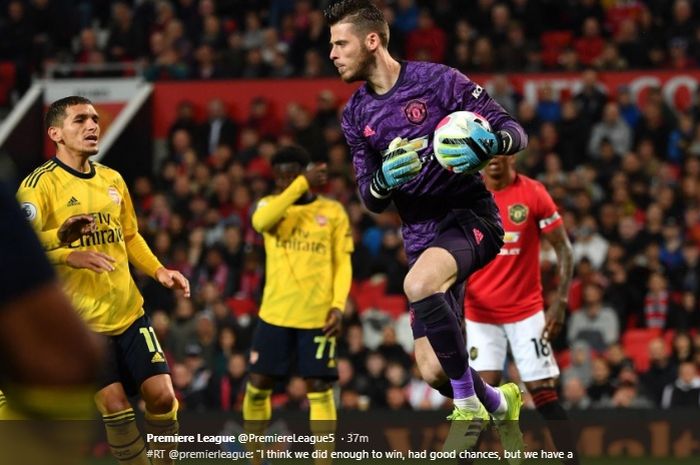 Kiper Manchester United, David de Gea, melakukan penyelamatan kala timnya bersua Arsenal di Stadion Old Trafford, Senin (30/9/2019).