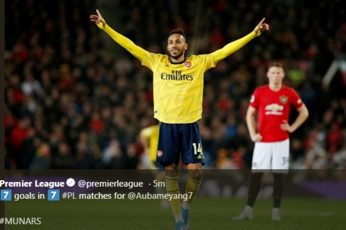 Striker Arsenal, Pierre-Emerick Aubameyang, merayakan gol ke gawang Manchester United di Old Trafford, Senin (30/9/2019).