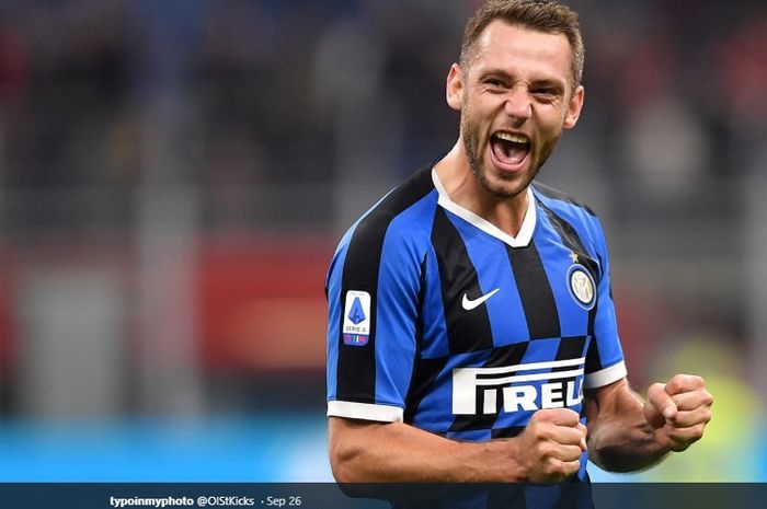 Bek tengah Inter Milan, Stefan de Vrij, dikabarkan tengah diincar oleh Barcelona.